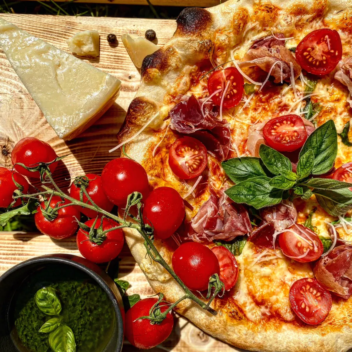 Pica su prosciutto, pomidorais ir bazilikų pesto