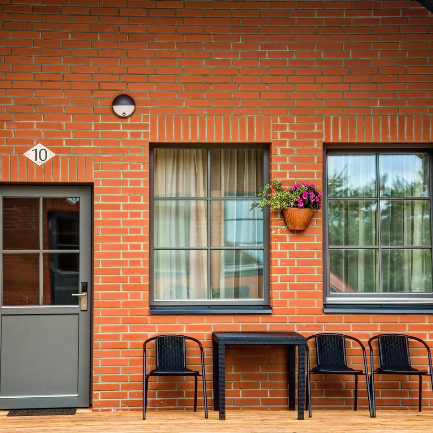 Namelio fasadas su terasėle